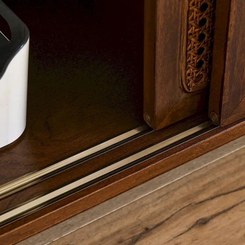 Meuble TV Noyer 59 po avec étagères ouvertes et portes d'armoire en rotin pour téléviseurs jusqu'à 65 po