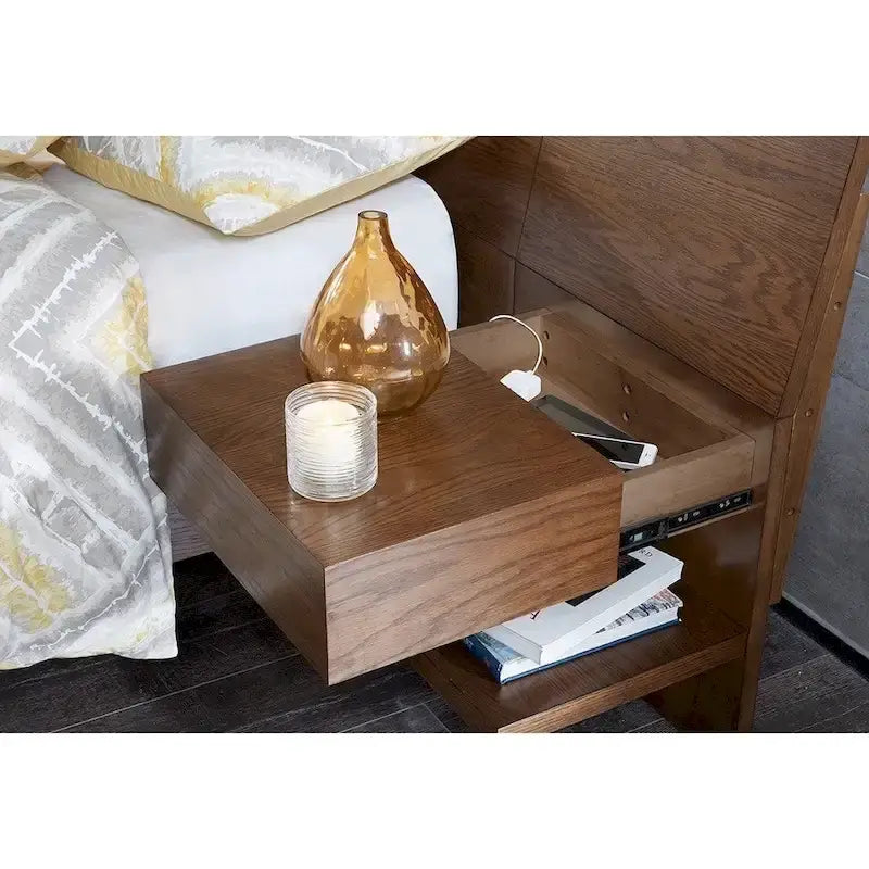 Lit en bois massif avec deux tables de chevet