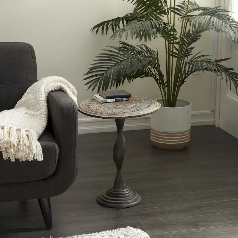 Table d'appoint sculptée en bois de manguier avec motifs floraux, pieds en spirale et finition vieillie grise