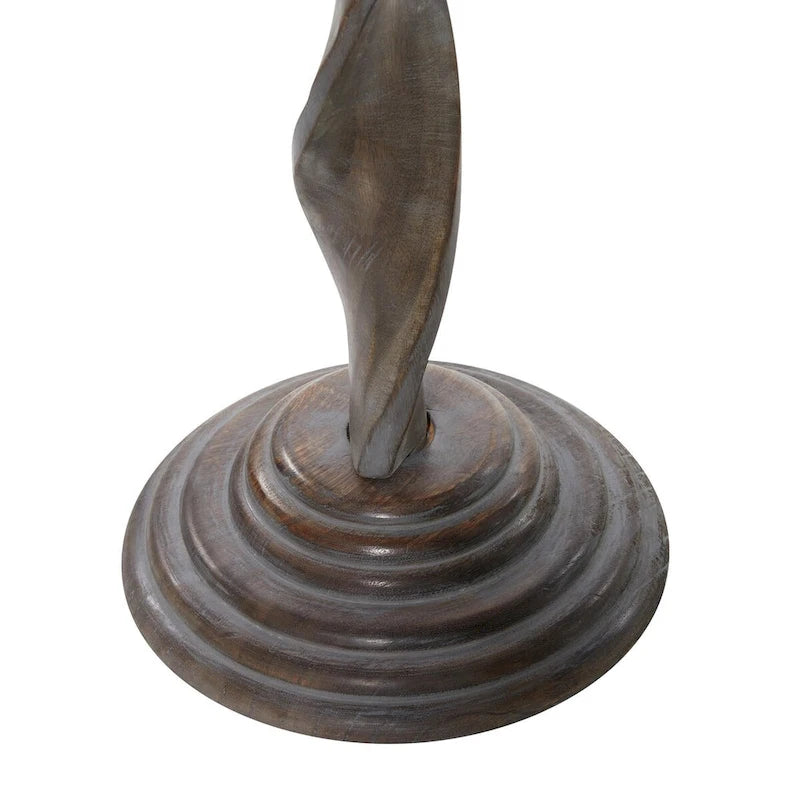 Table d'appoint sculptée en bois de manguier avec motifs floraux, pieds en spirale et finition vieillie grise