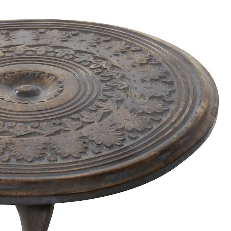Table d'appoint sculptée en bois de manguier avec motifs floraux, pieds en spirale et finition vieillie grise